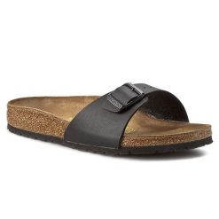 Klapki Birkenstock. Czarne klapki Birkenstock, bez wzorów, bez obcasa. Za 259.99 zł.