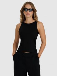 4F Top slim gładki damski - czarny L. Czarne topy 4f, l, bez wzorów, z bawełny, bez kołnierzyka, bez ramiączek. Za 39.99 zł.