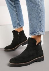 Czarne Płaskie Botki Ozdobione Aplikacją i Przeszyciami Hariella. Czarne botki Born2be, z aplikacjami, z jeansu, bez obcasa, na płaskiej podeszwie, bez zapięcia. Za 99.99 zł.