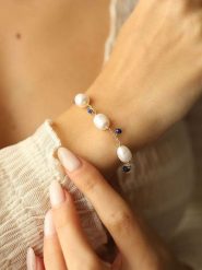 Pierres delicates Pozłacana bransoletka z cyrkoniami i perłami rozmiar: onesize. Białe bransoletki Pierres delicates, z cyrkonią, pozłacane. Za 65.99 zł.