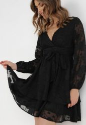 Czarna Sukienka Iolippe. Czarne sukienki Born2be, s, bez wzorów, z materiału, bez kołnierzyka, bez ramiączek, maxi, kopertowe. Za 149.99 zł.