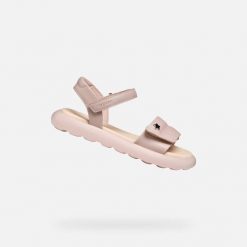 Sandały Geox Model J Sandal Puffypop Gi Kolor Rose. Czerwone sandały Geox, bez wzorów, z syntetyku, bez obcasa, bez zapięcia. Za 233.96 zł.