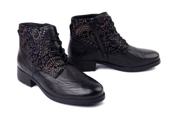 JOSEF SEIBEL 75316 MI159 102 Kate 16 schwarz-multi, trzewiki damskie. Czarne botki Josef Seibel, bez wzorów, ze skóry, bez obcasa, bez zapięcia. Za 416.42 zł.