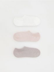 Krótkie skarpetki z bawełną 3 pack - złamana biel. Skarpety Reserved, bez wzorów, z bawełny. W wyprzedaży za 29.99 zł.