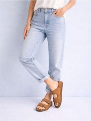 Klapki z ćwiekami i klamrami - brązowy. Brązowe klapki Sinsay, bez wzorów, bez obcasa. Za 49.99 zł.