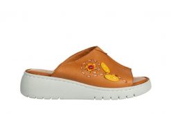 Klapki Bayla-161 016 4925 Coconut 161670, Brązowy, Skóra naturalna - 41. Brązowe klapki Bayla, bez wzorów, z materiału, bez obcasa, na koturnie. W wyprzedaży za 149.00 zł.