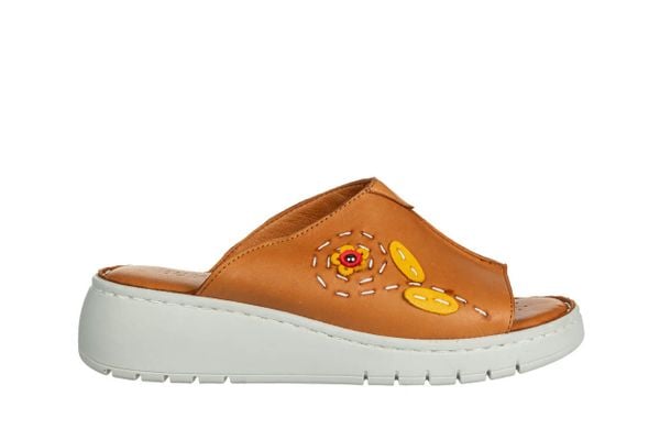 Klapki Bayla-161 016 4925 Coconut 161670, Brązowy, Skóra naturalna - 41. Brązowe klapki Bayla, bez wzorów, z materiału, bez obcasa, na koturnie. W wyprzedaży za 149.00 zł.