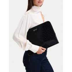 Etui na laptopa Nine West. Czarne torby na laptopa Nine West, bez wzorów. Za 99.99 zł.
