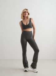 Damskie legginsy rozszerzane, wysoki stan squat proof Shape Seamless ciemnoszare. Szare legginsy AIM'N, xs, bez wzorów, z dzianiny, z podwyższonym stanem. Za 339.00 zł.