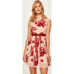 Red Valentino - Sukienka. Czerwone sukienki Red Valentino, m, bez wzorów, z dzianiny, eleganckie, bez kołnierzyka, bez ramiączek, mini, rozkloszowane. Za 3,609.00 zł.