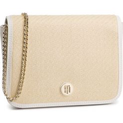 Torebka TOMMY HILFIGER - Honey Crossover Raffia AW0AW06484 902. Brązowe torebki klasyczne TOMMY HILFIGER, bez wzorów, ze skóry ekologicznej, bez dodatków. W wyprzedaży za 309.00 zł.