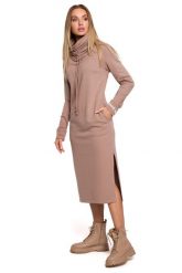 Dzianinowa Długa Sukienka z Wysokim Kołnierzem - Cappuccino. Czarne sukienki MOE, l, bez wzorów, z bawełny, bez kołnierzyka, bez ramiączek, maxi. Za 308.90 zł.
