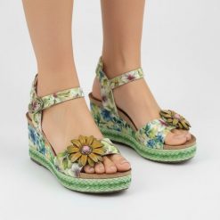 Sandały damskie Laura Vita, ze skóry naturalnej z odkrytym przodem i regulowanym zapięciem przy kostce, zielone, Facyo 75 AC1198-75 Vert. Zielone sandały Laura Vita, bez wzorów, ze skóry, wakacyjne, z otwartym noskiem, bez obcasa, na koturnie, bez zapięcia. Za 349.00 zł.