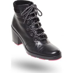 Czarne skórzane botki na obcasie z różową podeszwą. Czarne botki Armani Jeans, bez wzorów, bez obcasa, na obcasie, bez zapięcia. Za 499.60 zł.