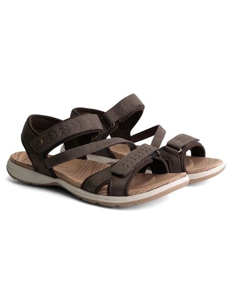 TRAVELIN' Skórzane sandały trekkingowe "Sollia" w kolorze brązowym rozmiar: 40. Brązowe sandały Travelin', bez wzorów, z otwartym noskiem, bez obcasa, na płaskiej podeszwie, bez zapięcia. Za 140.53 zł.