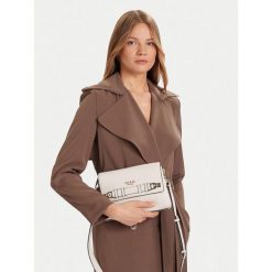 Torebka Guess. Białe listonoszki Guess, z aplikacjami, bez dodatków. Za 339.99 zł.