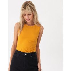 Top z koronką - Biały. Białe topy House, l, bez wzorów, z koronki, bez kołnierzyka, bez ramiączek. Za 25.99 zł.