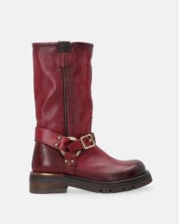 SKÓRZANE BOTKI W KOLORZE BORDOWYM O028LEBOOBB017. Czerwone botki Venezia, bez wzorów, ze skóry, bez obcasa, bez zapięcia. Za 1,349.00 zł.
