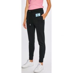 Calvin Klein Jeans - Spodnie. Szare spodnie materiałowe Calvin Klein Jeans, na co dzień, m, bez wzorów, z bawełny, z podwyższonym stanem. W wyprzedaży za 299.90 zł.