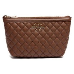 Kosmetyczka w kolorze brązowym - (S)22 x (W)15 x (G)7 cm. Brązowe kufry i kosmetyczki Love Moschino, bez wzorów, z materiału, pikowane, bez dodatków. W wyprzedaży za 199.95 zł.