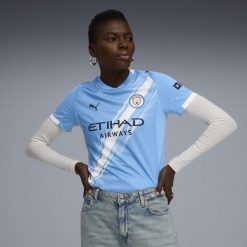 Damska koszulka domowa Manchester City 25/26 PUMA Team Light Blue White. Białe bluzki Puma, m, bez wzorów, sportowe, bez kołnierzyka, bez ramiączek. Za 439.00 zł.