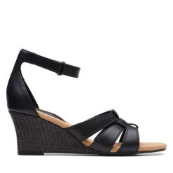 Sandały Clarks. Czarne sandały Clarks, bez wzorów, bez obcasa, na koturnie, bez zapięcia. Za 249.99 zł.