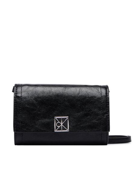 Calvin Klein Torebka Emblem Wallet On Strap LV04F1218G Czarny. Czarne listonoszki Calvin Klein, bez wzorów, ze skóry, bez dodatków. Za 289.99 zł.
