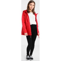 New Look Petite MATTE Kurtka przeciwdeszczowa bright red. Czerwone kurtki sportowe marki New Look Petite, z materiału. W wyprzedaży za 167.20 zł.