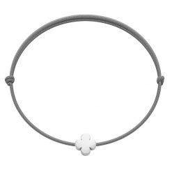 Bransoletka z posrebrzaną okrągłą koniczyną Etincelle na cienkim ciemnoszarym sznurku. Szare bransoletki Lilou, posrebrzane. Za 79.00 zł.