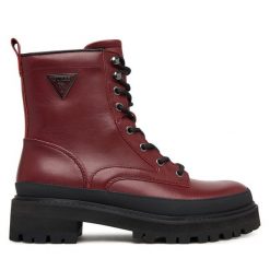 Botki Guess. Czerwone botki Guess, z aplikacjami, bez obcasa, na płaskiej podeszwie, bez zapięcia. Za 959.99 zł.