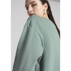 Damska luźna bluza z okrągłym dekoltem i małym logo No.1 ESS PUMA Green Moon. Zielone bluzy Puma, xl, bez wzorów, bez kaptura. W wyprzedaży za 144.00 zł.