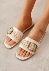 Beżowe Klapki Płaskie z Plecionką i Ozdobną Klamrą Sharvia. Brązowe klapki Born2be, bez wzorów, z jeansu, bez obcasa, na płaskiej podeszwie. Za 79.99 zł.