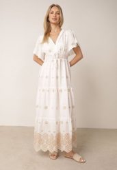 Biało-Beżowa Bawełniana Sukienka Boho Zdobiona Etno Haftem i Chwostami Metona. Białe sukienki Born2be, na co dzień, l, z aplikacjami, z bawełny, boho, bez kołnierzyka, bez ramiączek, maxi, proste. Za 159.99 zł.