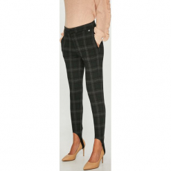 Pepe Jeans - Spodnie. Spodnie materiałowe Pepe Jeans, na co dzień, m, bez wzorów, z dzianiny. W wyprzedaży za 199.90 zł.