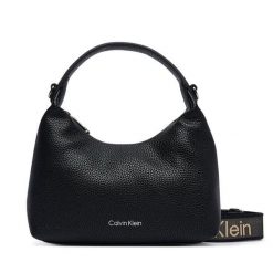Torebka Calvin Klein. Czarne torebki klasyczne Calvin Klein, bez wzorów, bez dodatków. Za 369.99 zł.