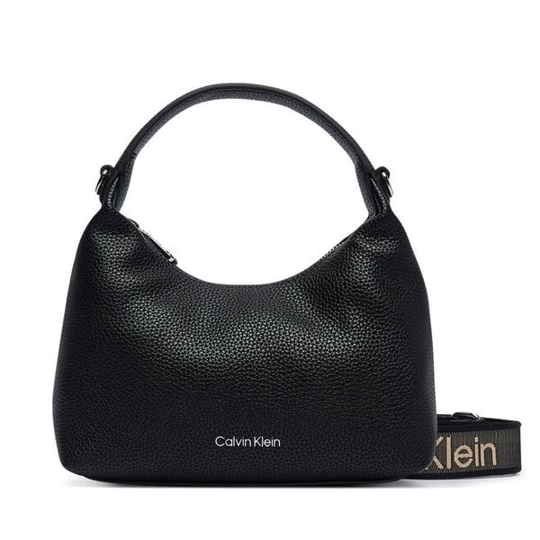 Torebka Calvin Klein. Czarne torebki klasyczne Calvin Klein, bez wzorów, bez dodatków. Za 369.99 zł.