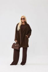 Brązowy damski płaszcz Isabella z tkaniny bukla - elegancja i komfort PLUS SIZE XXL OVERSIZE. Brązowe płaszcze Moda Size Plus Iwanek, na zimę, l, bez wzorów, z poliesteru, bez kaptura. Za 559.90 zł.