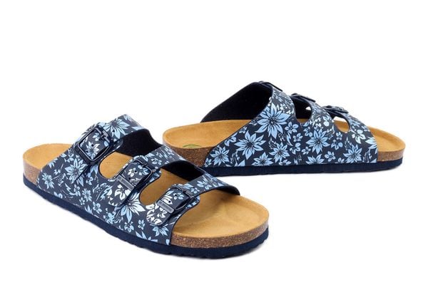 DR. BRINKMANN 700877-05 blau, klapki damskie. Niebieskie klapki Dr. Brinkmann, bez wzorów, bez obcasa. Za 249.90 zł.