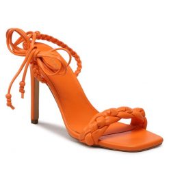 Sandały Guess. Żółte sandały Guess, z aplikacjami, bez obcasa, na płaskiej podeszwie, bez zapięcia. Za 399.99 zł.