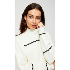 Sweter z półgolfem. Białe golfy MOODO, xs, bez wzorów, bez ramiączek. Za 49.99 zł.