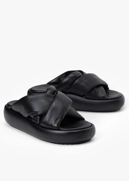 INUIKII BUBBLE STRAP Klapki damskie. Czarne klapki Inuikii, bez wzorów, bez obcasa. Za 1,006.99 zł.