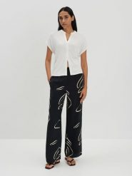 Someday Bluzka "Kedora" w kolorze białym rozmiar: M. Białe bluzki someday., m, bez wzorów, bez kołnierzyka, bez ramiączek. Za 117.99 zł.