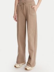 Guess Spodnie dresowe V6RB17 K9V31 Beżowy Regular Fit. Brązowe spodnie dresowe Guess, m, z aplikacjami, z bawełny. Za 349.99 zł.