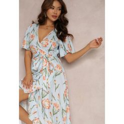Jasnoniebieska Sukienka Zinano. Niebieskie sukienki Renee, m, bez wzorów, z materiału, bez kołnierzyka, bez ramiączek, midi, kopertowe. Za 49.99 zł.