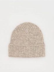 Czapka beanie z domieszką wełny - kremowy. Białe czapki Reserved, bez wzorów, z wełny. W wyprzedaży za 19.99 zł.