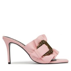 Klapki Versace Jeans Couture. Czerwone klapki Versace Jeans Couture, bez wzorów, z jeansu, bez obcasa. Za 729.99 zł.
