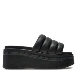 Klapki Tommy Jeans. Czarne klapki Tommy Jeans, bez wzorów, z jeansu, bez obcasa. Za 329.99 zł.
