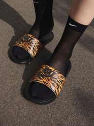 Nike Klapki "Victori one" w kolorze czarno-jasnobrązowym rozmiar: 40,5. Brązowe klapki Nike, bez wzorów, z otwartym noskiem, bez obcasa. Za 127.35 zł.