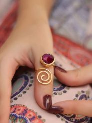 L'Atelier de Gaia Pozłacany pierścionek z agatem rozmiar: onesize. Różowe pierścionki L'Atelier de Gaia, z agatem, pozłacane. Za 38.45 zł.