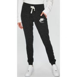 Nike Sportswear - Spodnie. Szare spodnie dresowe marki Nike Sportswear, l, z bawełny. Za 179.90 zł.